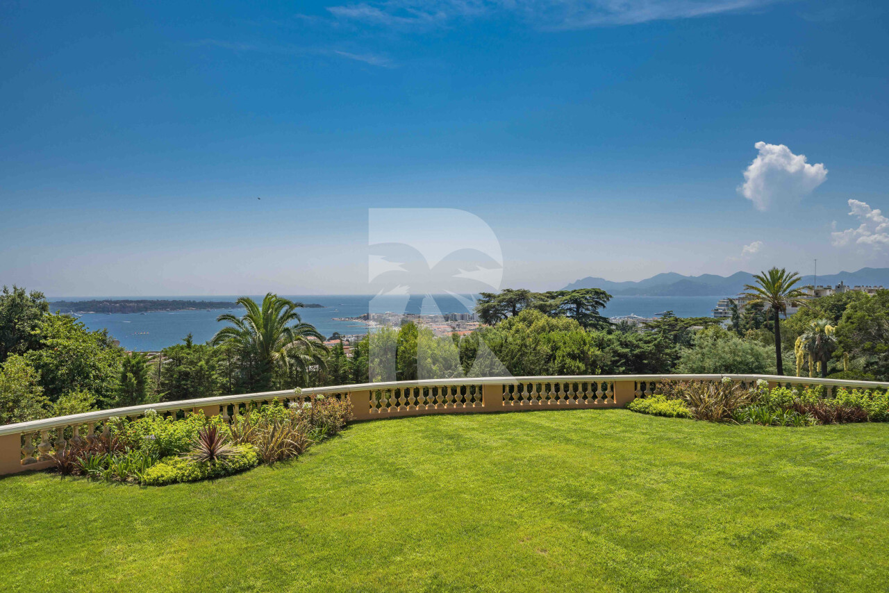 villa in Cannes : Rent stunning 10 bedroom property with incredible views over Cannes and the sea located in a huge garden of over 1 hectare of gardens - Photo 1