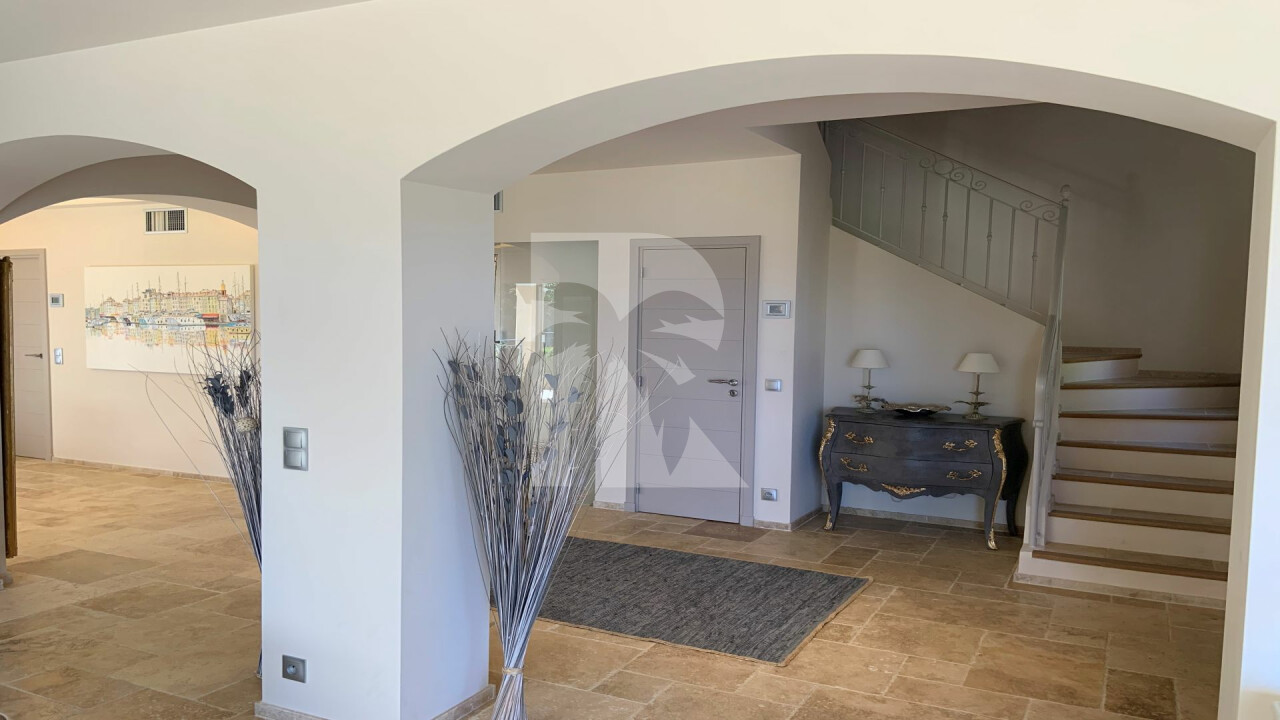 villa in St Tropez : Rent this stunning 5 bedrooms villa for 10 guests and with a breathtaking sea view of  Saint Tropez. - Photo 10