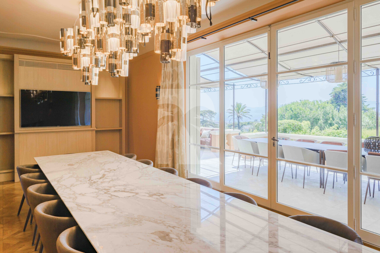 villa in Cannes : Rent stunning 10 bedroom property with incredible views over Cannes and the sea located in a huge garden of over 1 hectare of gardens - Photo 5