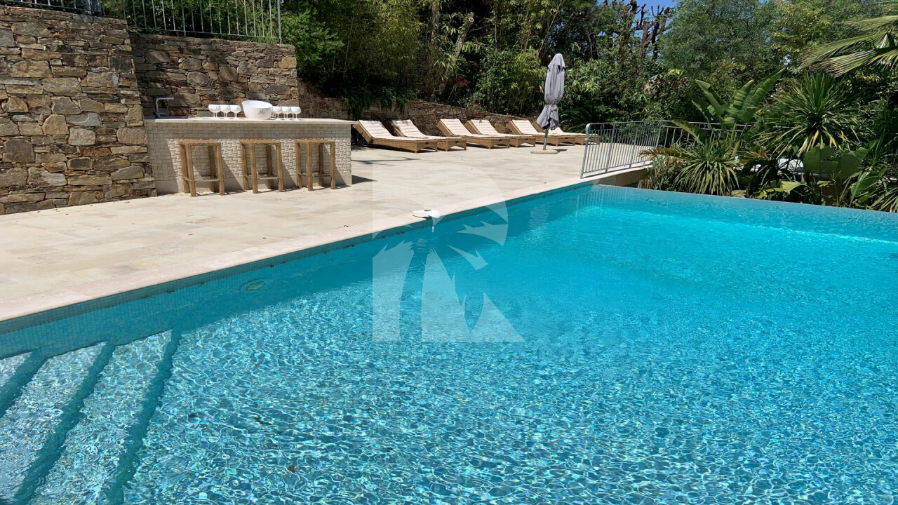 villa in St Tropez : Rent this stunning 5 bedrooms villa for 10 guests and with a breathtaking sea view of  Saint Tropez. - Photo 6