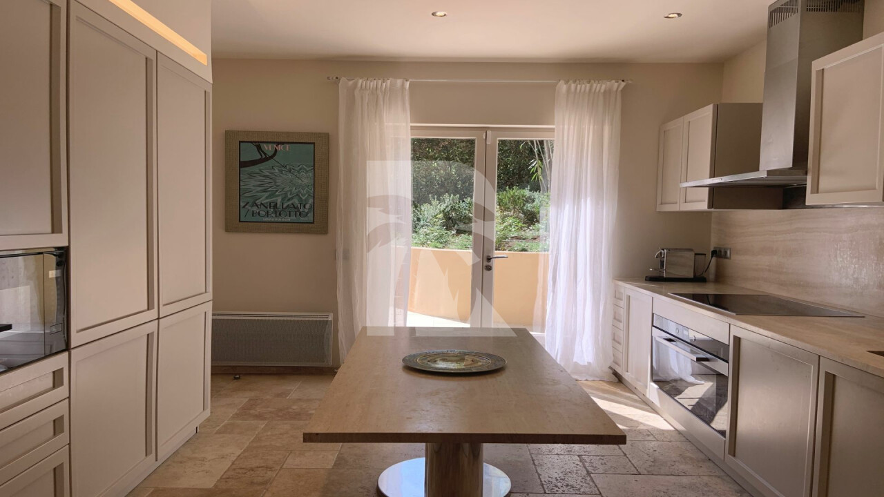 villa in St Tropez : Rent this stunning 5 bedrooms villa for 10 guests and with a breathtaking sea view of  Saint Tropez. - Photo 9