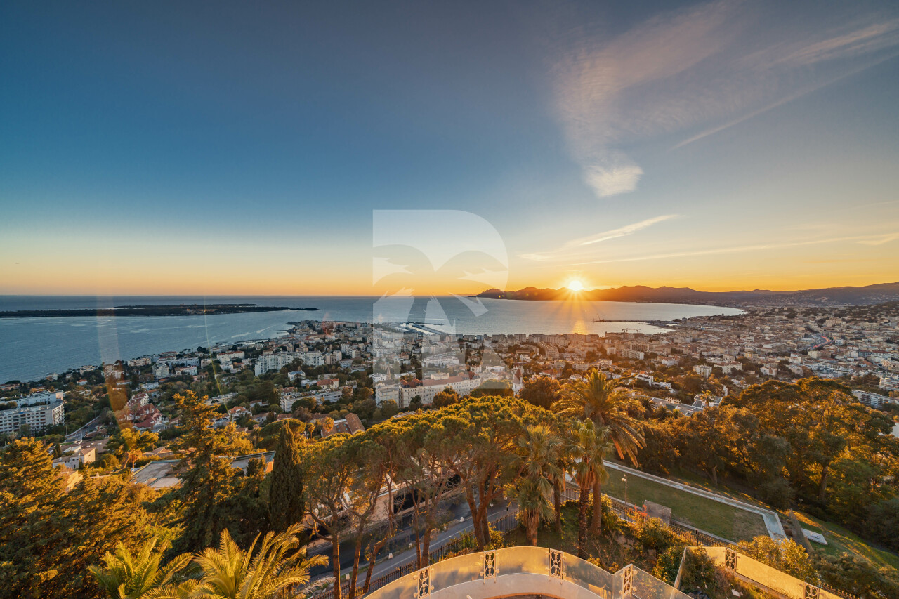 villa in Cap d'Antibes : Rent this lovely villa in a private and gated domain with 4 bedrooms and sea view. - Photo 0