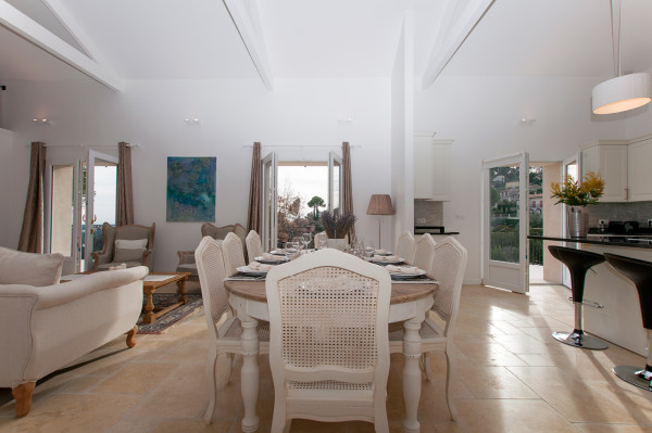 villa in Mougins : Rent stunning Villa walking distance to Mougins Village, entirely refurbished and modern - Photo 4
