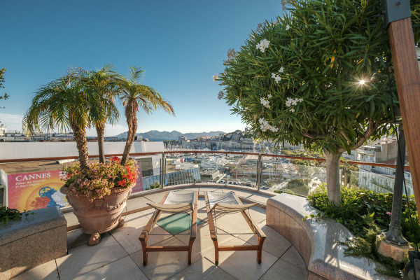 apartment in Cannes : Rent the most prestigious Penthouse in Cannes, on the Croisette with views down the beach, Croisette and the sea/port of Cannes - Photo 18