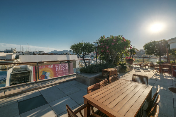 apartment in Cannes : Rent the most prestigious Penthouse in Cannes, on the Croisette with views down the beach, Croisette and the sea/port of Cannes - Photo 36