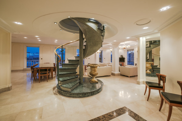 apartment in Cannes : Rent the most prestigious Penthouse in Cannes, on the Croisette with views down the beach, Croisette and the sea/port of Cannes - Photo 6