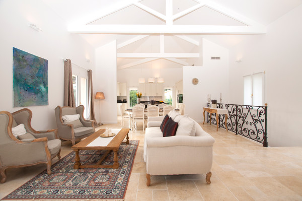 villa in Mougins : Rent stunning Villa walking distance to Mougins Village, entirely refurbished and modern - Photo 0