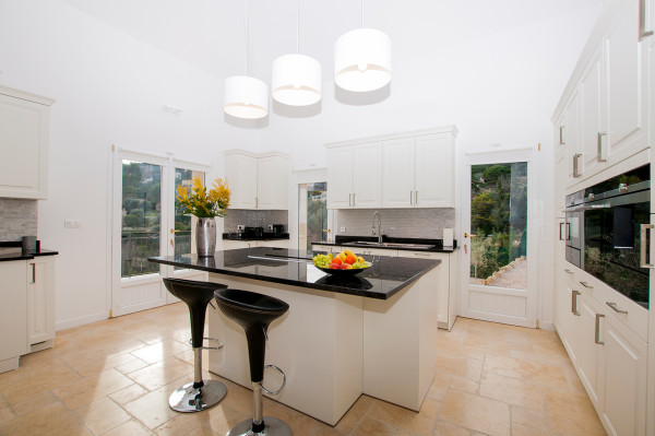 villa in Mougins : Rent stunning Villa walking distance to Mougins Village, entirely refurbished and modern - Photo 1