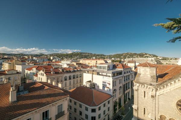 apartment in Cannes : Rent the most prestigious Penthouse in Cannes, on the Croisette with views down the beach, Croisette and the sea/port of Cannes - Photo 20