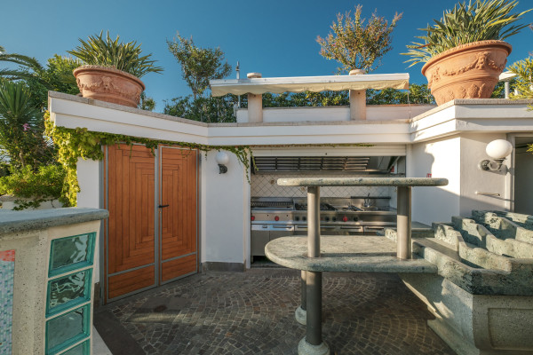 apartment in Cannes : Rent the most prestigious Penthouse in Cannes, on the Croisette with views down the beach, Croisette and the sea/port of Cannes - Photo 24