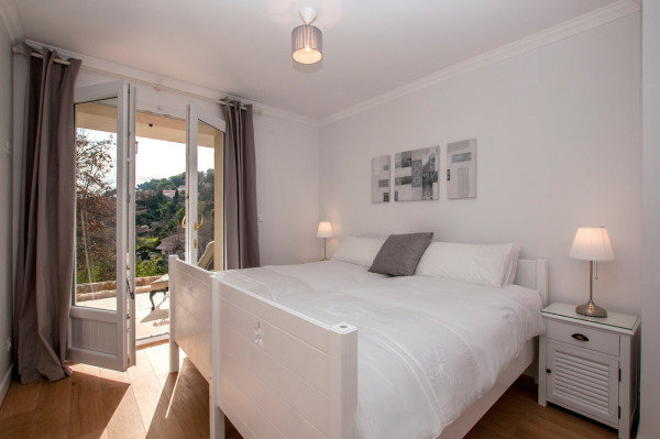 villa in Mougins : Rent stunning Villa walking distance to Mougins Village, entirely refurbished and modern - Photo 3