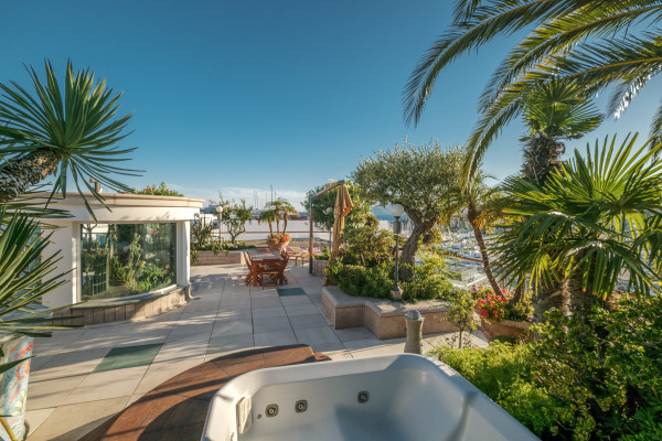 apartment in Cannes : Rent the most prestigious Penthouse in Cannes, on the Croisette with views down the beach, Croisette and the sea/port of Cannes - Photo 25