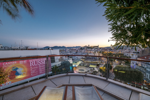 apartment in Cannes : Rent the most prestigious Penthouse in Cannes, on the Croisette with views down the beach, Croisette and the sea/port of Cannes - Photo 21