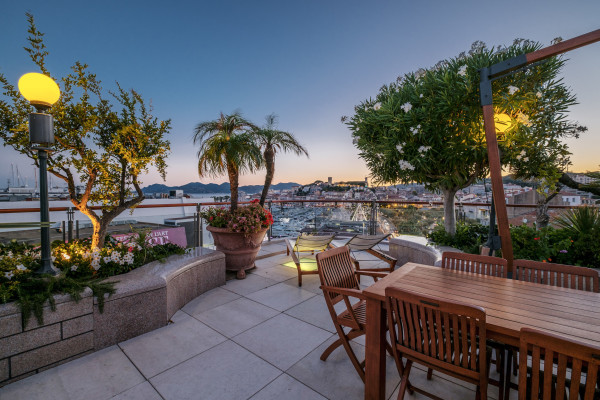 apartment in Cannes : Rent the most prestigious Penthouse in Cannes, on the Croisette with views down the beach, Croisette and the sea/port of Cannes - Photo 14