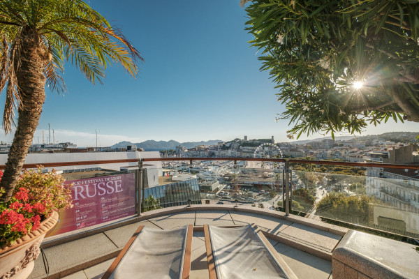 apartment in Cannes : Rent the most prestigious Penthouse in Cannes, on the Croisette with views down the beach, Croisette and the sea/port of Cannes - Photo 12