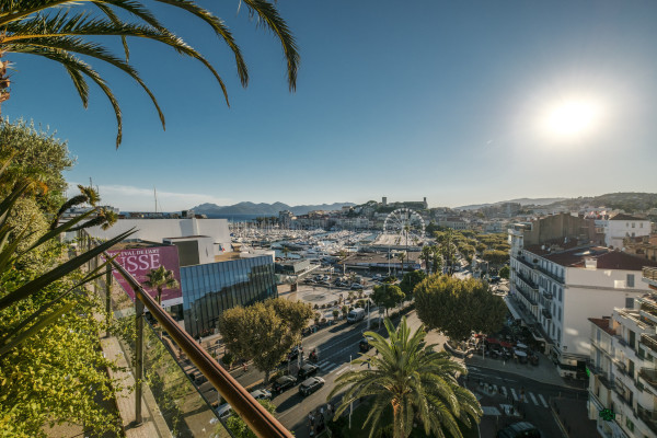 apartment in Cannes : Rent the most prestigious Penthouse in Cannes, on the Croisette with views down the beach, Croisette and the sea/port of Cannes - Photo 31