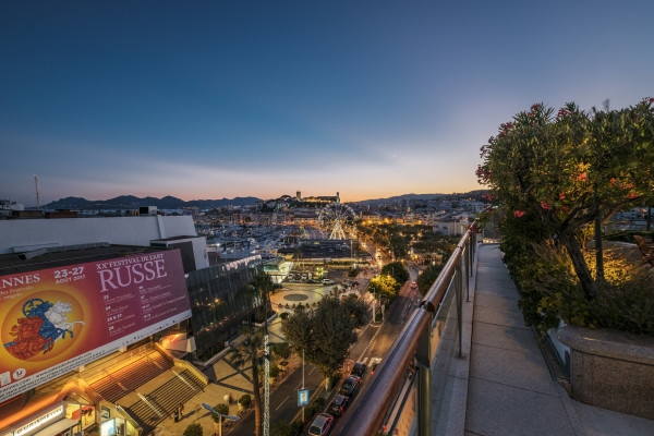 apartment in Cannes : Rent the most prestigious Penthouse in Cannes, on the Croisette with views down the beach, Croisette and the sea/port of Cannes - Photo 17