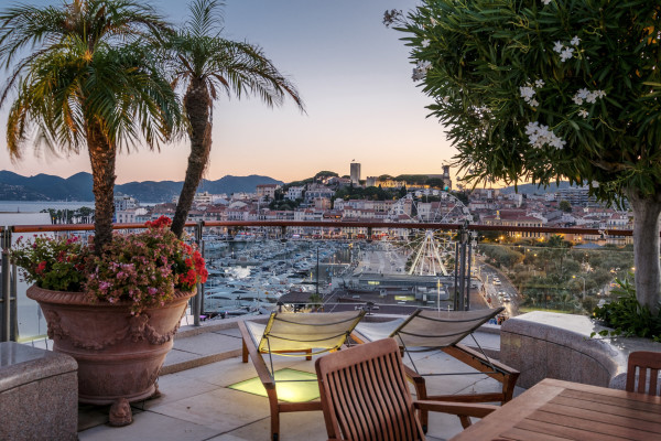 apartment in Cannes : Rent the most prestigious Penthouse in Cannes, on the Croisette with views down the beach, Croisette and the sea/port of Cannes - Photo 10