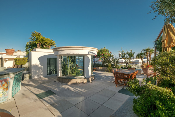 apartment in Cannes : Rent the most prestigious Penthouse in Cannes, on the Croisette with views down the beach, Croisette and the sea/port of Cannes - Photo 35