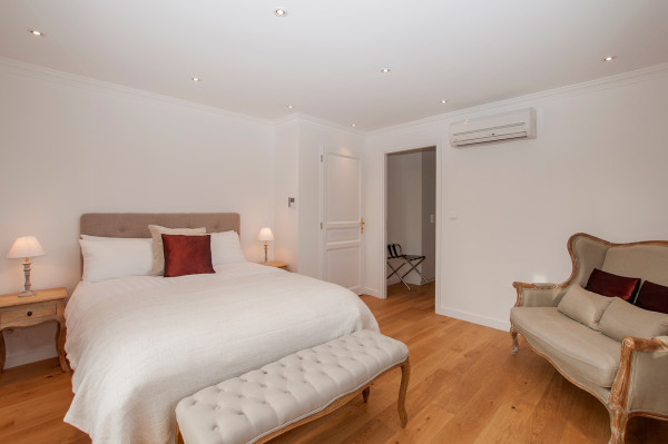 villa in Mougins : Rent stunning Villa walking distance to Mougins Village, entirely refurbished and modern - Photo 8