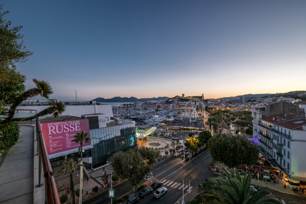 apartment in Cannes : Rent the most prestigious Penthouse in Cannes, on the Croisette with views down the beach, Croisette and the sea/port of Cannes - Photo 27