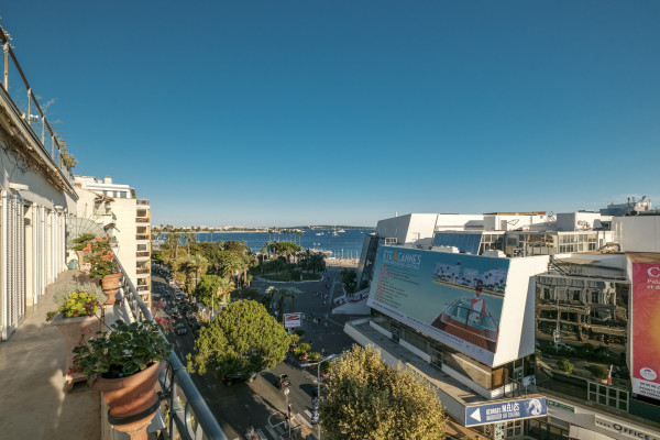 apartment in Cannes : Rent the most prestigious Penthouse in Cannes, on the Croisette with views down the beach, Croisette and the sea/port of Cannes - Photo 22