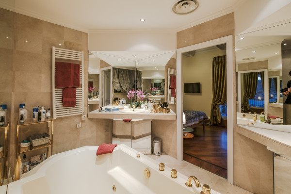 apartment in Cannes : Rent the most prestigious Penthouse in Cannes, on the Croisette with views down the beach, Croisette and the sea/port of Cannes - Photo 23
