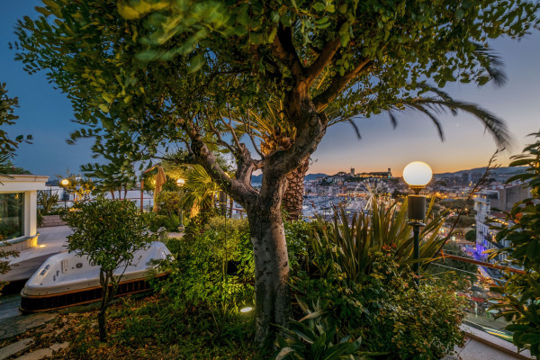 apartment in Cannes : Rent the most prestigious Penthouse in Cannes, on the Croisette with views down the beach, Croisette and the sea/port of Cannes - Photo 8