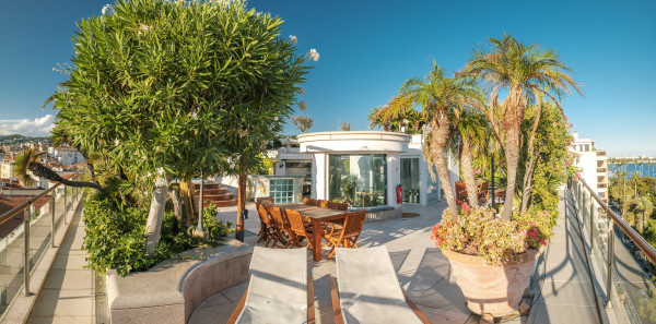 apartment in Cannes : Rent the most prestigious Penthouse in Cannes, on the Croisette with views down the beach, Croisette and the sea/port of Cannes - Photo 13