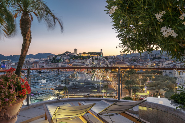 apartment in Cannes : Rent the most prestigious Penthouse in Cannes, on the Croisette with views down the beach, Croisette and the sea/port of Cannes - Photo 1
