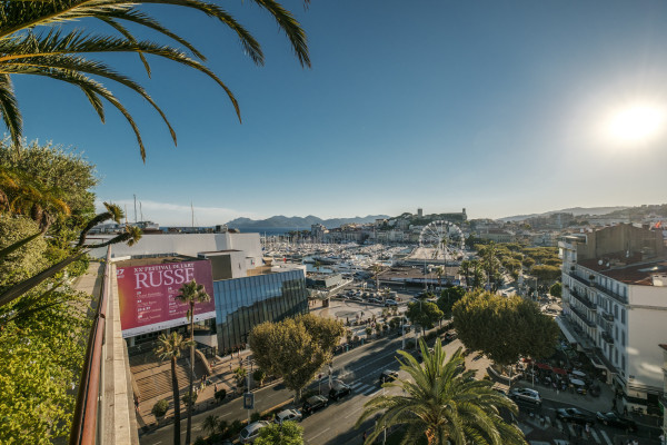 apartment in Cannes : Rent the most prestigious Penthouse in Cannes, on the Croisette with views down the beach, Croisette and the sea/port of Cannes - Photo 3