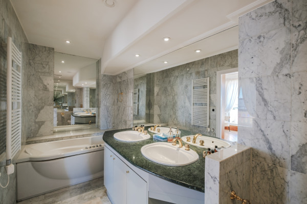 apartment in Cannes : Rent the most prestigious Penthouse in Cannes, on the Croisette with views down the beach, Croisette and the sea/port of Cannes - Photo 33