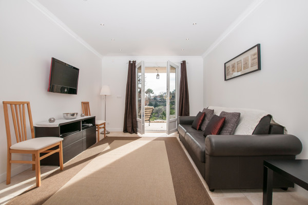 villa in Mougins : Rent stunning Villa walking distance to Mougins Village, entirely refurbished and modern - Photo 6