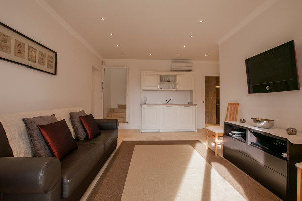 villa in Mougins : Rent stunning Villa walking distance to Mougins Village, entirely refurbished and modern - Photo 12