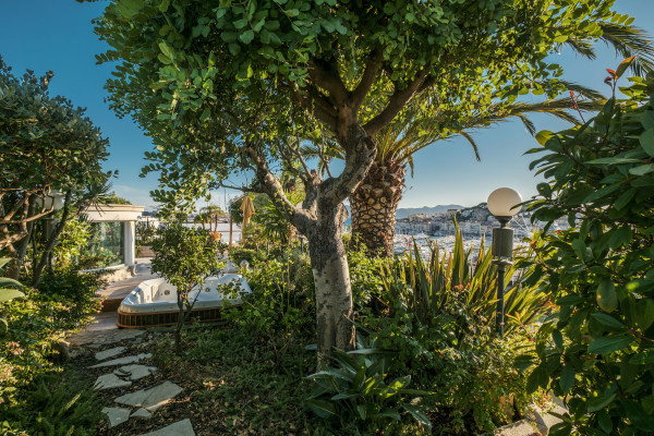 apartment in Cannes : Rent the most prestigious Penthouse in Cannes, on the Croisette with views down the beach, Croisette and the sea/port of Cannes - Photo 4
