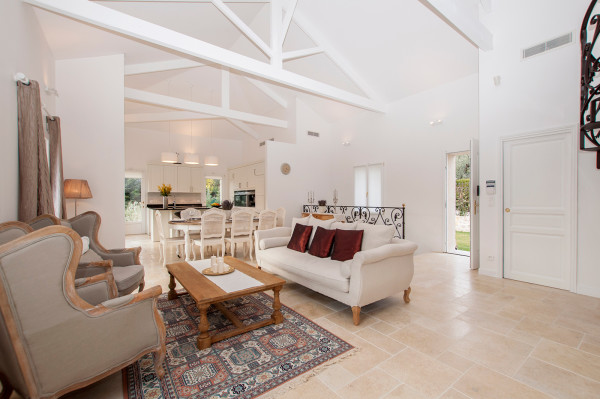 villa in Mougins : Rent stunning Villa walking distance to Mougins Village, entirely refurbished and modern - Photo 5