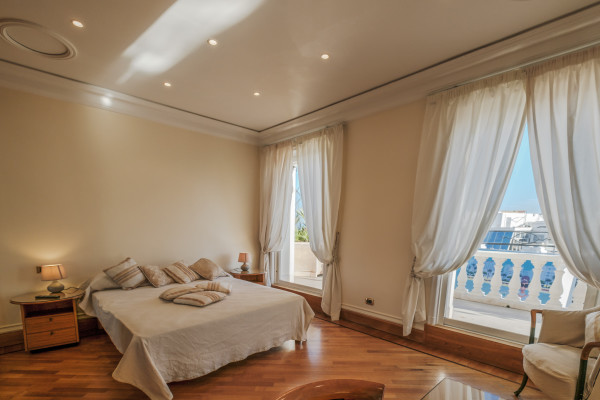 apartment in Cannes : Rent the most prestigious Penthouse in Cannes, on the Croisette with views down the beach, Croisette and the sea/port of Cannes - Photo 7