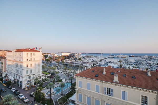 apartment in Cannes : Rent stunning 2 bedroom apartment on the sea front in Cannes, a few steps from the Croisette and the rue d'Antibes - Photo 19