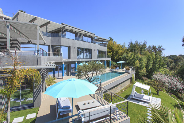 villa in Cannes : Rent modern 6 bedroom villa with swimming pool and sea view in the heights of Cannes - Photo 1
