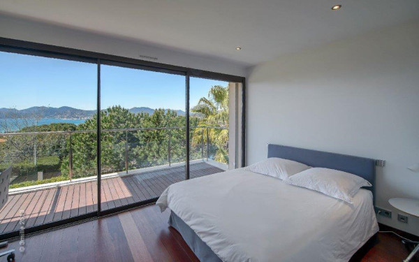 villa in Cannes : Modern 5 bedroom, 4 bathroom villa to rent in Cannes with sea views and care taker - Photo 21