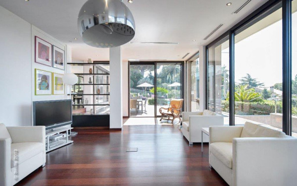 villa in Cannes : Modern 5 bedroom, 4 bathroom villa to rent in Cannes with sea views and care taker - Photo 5