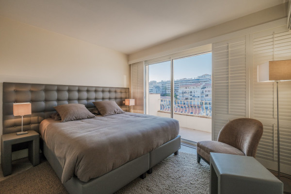 apartment in Cannes : Rent stunning 2 bedroom apartment on the sea front in Cannes, a few steps from the Croisette and the rue d'Antibes - Photo 18