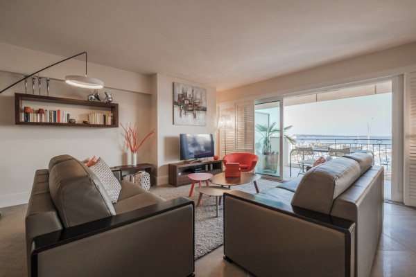 apartment in Cannes : Rent stunning 2 bedroom apartment on the sea front in Cannes, a few steps from the Croisette and the rue d'Antibes - Photo 17