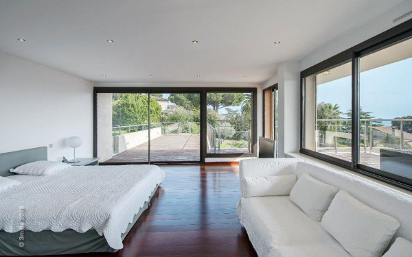 villa in Cannes : Modern 5 bedroom, 4 bathroom villa to rent in Cannes with sea views and care taker - Photo 7
