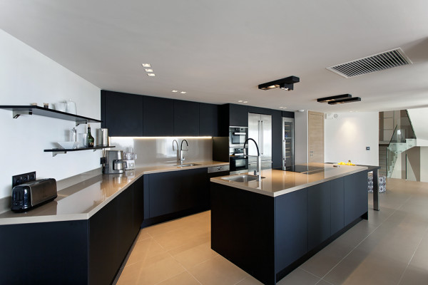 villa in Cannes : Rent modern 6 bedroom villa with swimming pool and sea view in the heights of Cannes - Photo 8
