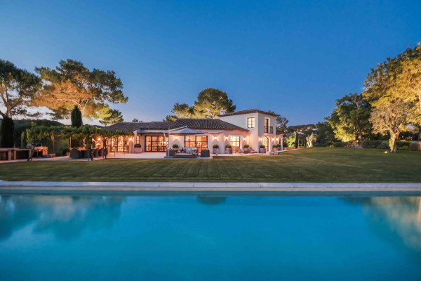 villa in Mougins : Rent incredible and unique villa in Mougins with 360 views - Photo 0