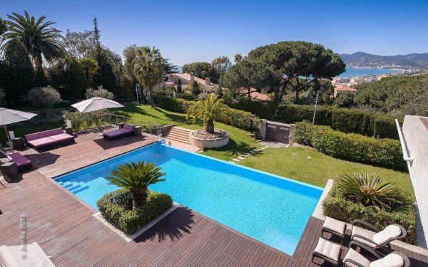 villa in Cannes : Modern 5 bedroom, 4 bathroom villa to rent in Cannes with sea views and care taker - Photo 2