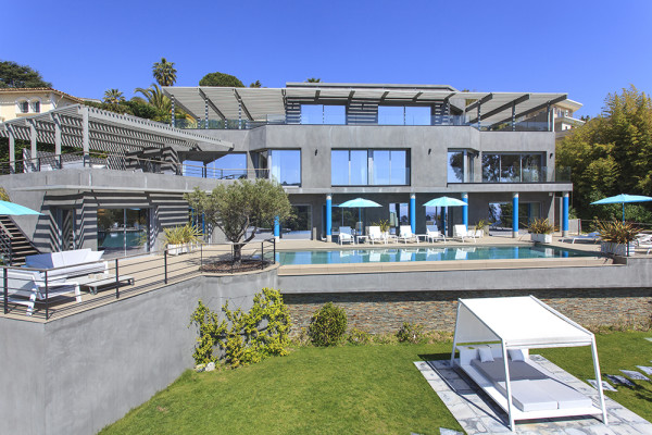 villa in Cannes : Rent modern 6 bedroom villa with swimming pool and sea view in the heights of Cannes - Photo 48