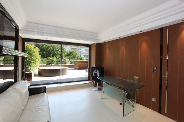 apartment in Cannes : Rent the Croisette's most stunning Penthouse with huge gardens and sea views - Photo 34