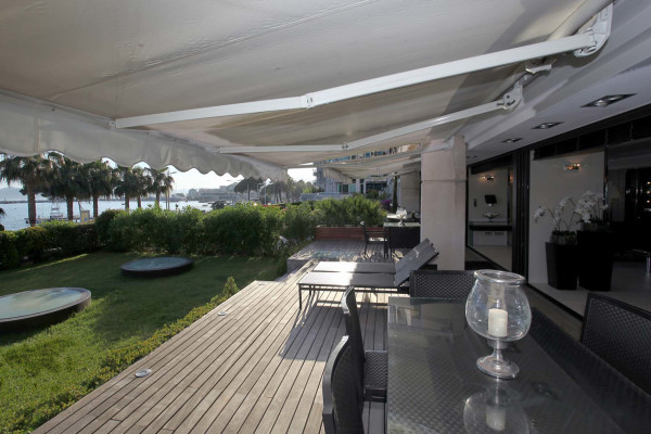 apartment in Cannes : Rent the Croisette's most stunning Penthouse with huge gardens and sea views - Photo 15